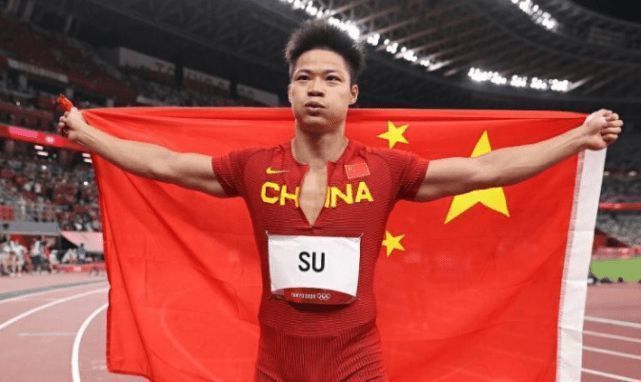 不论是携手共舞时的炽热心动，还是丢失寻回后的不愿离散，两对恋人用深情款款的拥抱践行着矢志不渝、相守扶持的不变决心，执子之手，我想爱你到白头！影帝影后实力演绎炙热迟暮之恋直面老去与生命议题人文关怀尽显电影《我爱你！》由四位顶级实力派演员倪大红、惠英红、梁家辉、叶童携手出演，四位年龄相加“251”岁的影帝影后强强联手，共同放下过往数十年的技巧和经验，用百分百的感性投入角色，以细腻饱满的表演生动书写爱情最本真的模样